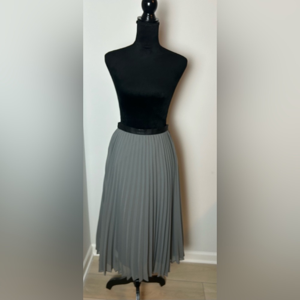 Vintage Elegant Gray Pleated Skirt Banana Republic 
Holiday 2014
Never worn